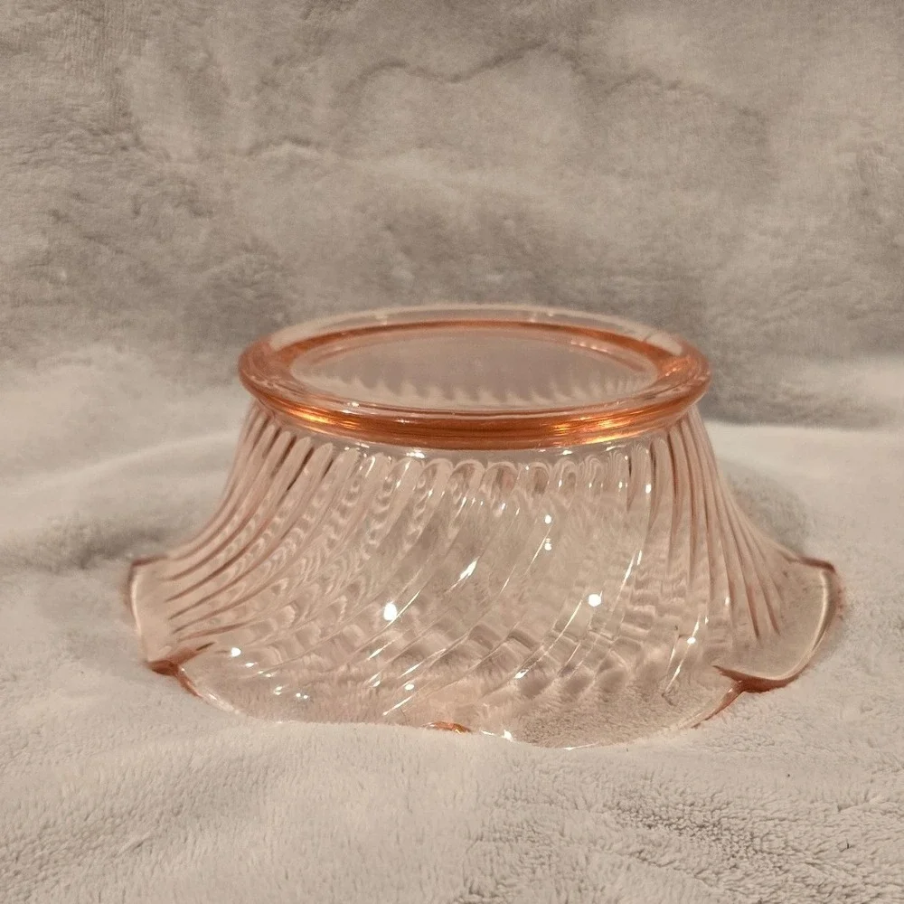 Vintage Imperial Pink Depression Twisted Optic Ruffled Bowl‎